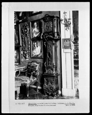 Standuhr mit reichgeschnitztem Gehäuse