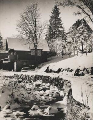Schlesien. Winterlandschaft mit verschneitem Wohnhaus bei Oberschreiberhau