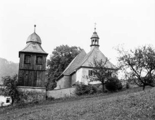Kirche und Glockenturm : Christofsgrund (Kryštofovo Údolí, Tschechien). Dorfkirche mit Glockenturm