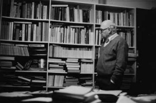Dr. Erhard Frommhold, Cheflektor des Verlags der Kunst, in seinem Arbeitszimmer