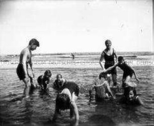 Kindergruppe mit Erzieherin im Meer