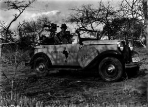 Südliches Afrika. Opelwagen der Expedition mit Expeditionsteilnehmern in einem Reservat, 1931