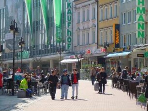Hof - Hauptgeschäftsstraße : Geschäftsstraße als Fußgängerzone. Aufgenommen am 28. März 2012 in der Innenstadt von Hof