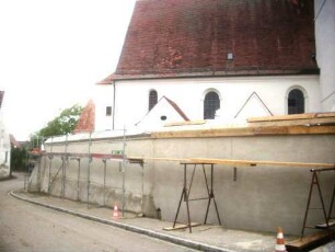 Kirchhofmauer im Süden nach Südwesten von Ortsseite mit Schießscharten (Schlitzscharten) in Brusthöhe