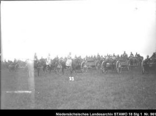 Besichtigung des Feld-Artillerie-Regiments Nr. 46 Enthält: Platte 21, Offiziere zu Pferd hinter Soldaten auf mit Pferden bespannten Geschützlafetten