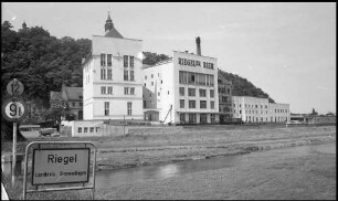 Riegel: Riegeler Brauerei, Außenansicht, mit Schild Riegel und Dreisam