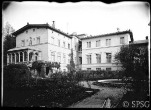 Potsdam, Park Sanssouci, Villa Liegnitz, Ansicht von Südwesten, Garten und Anbau.