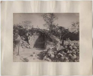 "Mound 6. Westzimmer nach der Ausgrabung."