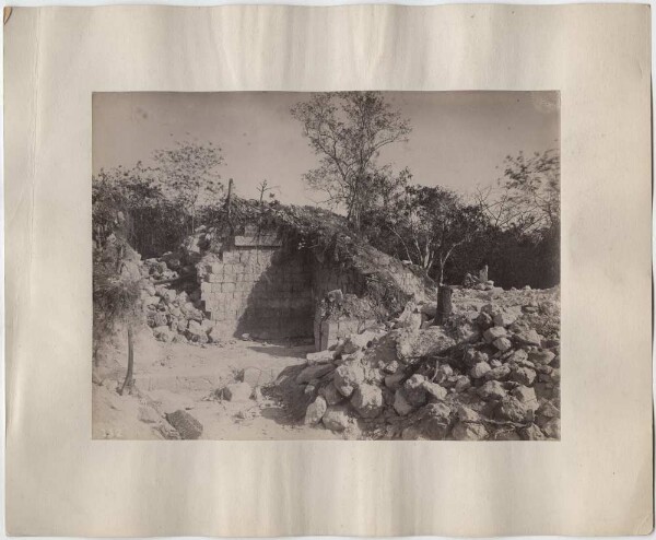 "Mound 6. Chambre ouest après les fouilles".