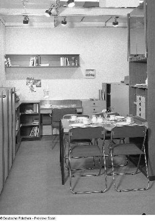 Ausstellungskoje des VEB Möbelkombinat Berlin (MKB) mit Wohnzimmermöbeln aus Rathenow