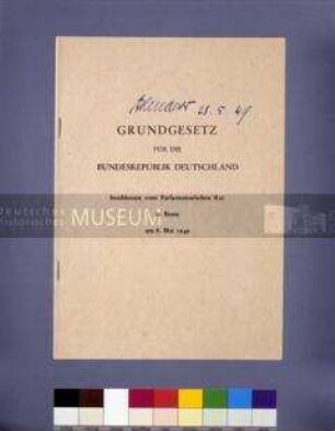 Grundgesetz der Bundesrepublik mit handschriftlicher Signatur von Konrad Adenauer auf dem Titelblatt