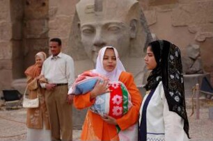 Luxor - Frau mit Baby : Ägypter im Luxor-Tempel in Luxor, aufgenommen 2006