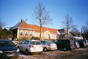 Kulturzentrum Marstall im Winter, davor parkende Autos