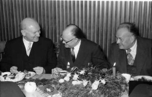 Freiburg: Einweihung der Praetorius-Orgel, Gruppen bei der Kaffeetafel, Prof. Gurlitt
