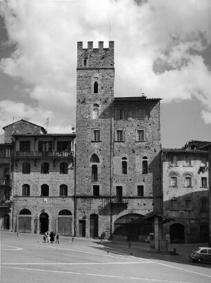 Arezzo. Piazza Grande (Piazza) Vasari