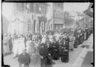 Fidelisfest in Sigmaringen 1934; Prozession in der Antonstraße, am linken Bildrand Cafe Stumpp, im Hintergrund Prinzenpalais; im Mittelpunkt: Marienstatue von 4 Frauen auf den Schultern getragen