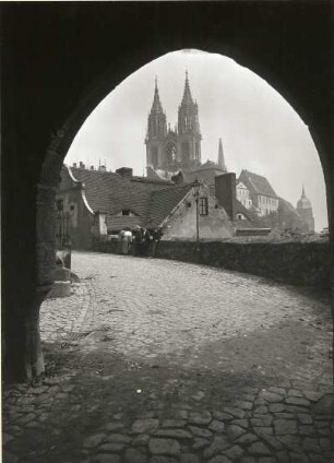Meißen. Blick durch das Vordere Burgtor gegen die Domtürme