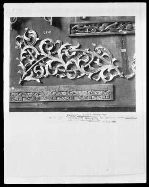 Füllungen und durchbrochenes Ornament aus Rankenwerk