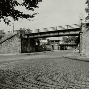 Haltepunkt der S-Bahn und Eisenbahnbrücken über den Leisniger Platz : Dresden-Pieschen, Leisniger Platz. Haltepunkt der S-Bahn und Eisenbahnbrücken über den Leisniger Platz. Ansicht vom Leisniger Platz (von Süden)