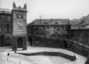 Stallgebäude und Pferdeschwemme mit Rampe : Dresden, Stallhof, Johenneum, ehemaliges Stallgebäude mit Pferdeschwemme und Rampe