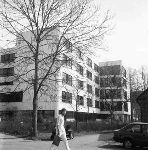 Krankenhäuser: Krankenhaus Reinbek St. Adolf-Stift: Hamburger Straße: Mittelbau: vorn Mitte Mann: dahinter Baum und Rasenmäher: vorn rechts Heck eines Pkws: dahinter Baum
