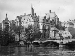 Marburg/Lahn, Universität mit Lahnbrücke : Marburg/Lahn, Blick über die Lahn mit Weidenhäuser Brücke auf die Alte Universität und die Herrenmühle