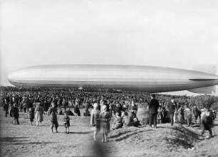 Luftschiff "Graf Zeppelin" (LZ 127) nach der Landung : Brunn. Luftschiff "Graf Zeppelin" (LZ 127) nach der Landung, 28. September 1930