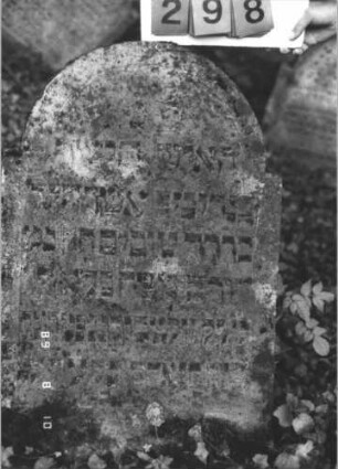Grabstein 298 (Index: 99799829) Material: Sandstein Zustand: stark verwittert, teilw. unleserlich Maße HxBxT: 101x61x9 cm Beschreibung: Stele, eingezogener Rundbogenabschluß, Schriftfeld eingetieft: Grabstein 298 (Detailaufnahme)