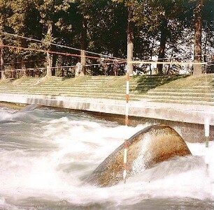 Hansjakob, Gottfried; Augsburg - Spickel, Am Eiskanal 30A; Kanuslalom Olympiastrecke, Freiflächengestaltung - Wettkampfstrecke während Olympiade, Kanalufer mit Betonhöcker, Spannseile und Slalomtore