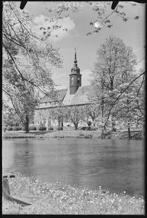 Seußlitz. Parkansicht mit Kirche