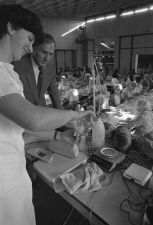 Brotprüfung und Brotberatung für Hausfrauen im Gemeindezentrum Stupferich