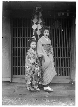 Junge Japanerin mit Kind in traditionellen Kimonos