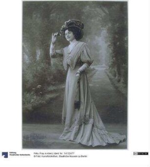 Frau in Kleid