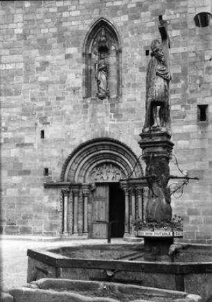 Kaysersberg: Brunnen und Kirchportal