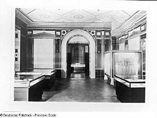 Dresden-Neustadt. Buchmuseum (seit 1935) im Japanischen Palais (1836, Ausmalung G. Semper). Spiegelsaal mit Vitrinen der Firma Ernst Rockhausen Söhne, Waldheim/Sachsen