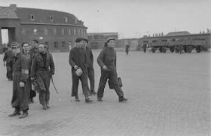 Reportage: VEB Stahl- und Walzwerk Brandenburg : Arbeiter des Stahlwerkes