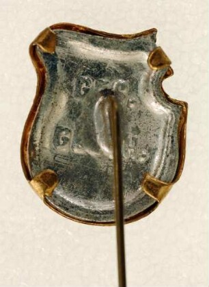Gabelsberger-Abzeichen (mit langer Nadel) : Medaillensammlung Stenografische Sammlung. Gabelsberger-Abzeichen (Wappenschild mit Brustbild Gabelsbergers, mit langer Nadel; rückseitig: Ges. Gesch.). Metall, Kunststoff; Maße (ohne Nadel) 18 x 15 mm (1900/1926). Dresden: SLUB R c 0376