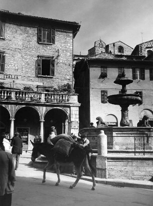 Assisi, Piazza del Comune. Ansicht mit Marktbrunnen