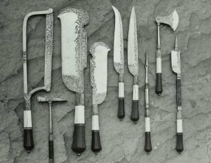Tranchierbesteck: Säge, Hammer-Bohrer-Kombination, Sehnenschneide, zwei Vorlegemesser, Pfriem mit Raspel, zwei Messer, Spicknadel : Technikgeschichte | Forstwirtschaft, Jagdwesen | Jagdwesen | Jagdgeräte