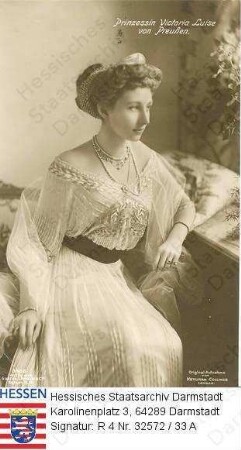 Viktoria Luise Herzogin v. Braunschweig geb. Prinzessin v. Preußen (1892-1980) / Porträt, auf Sofa sitzend, Kniestück