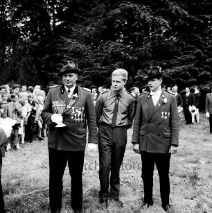 Schützenfest: Veranstalter Ahrensburger Schützengilde: beim Schützenhaus: Schützen mit Pokal
