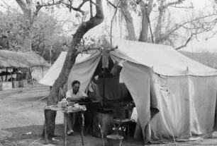 Im Expeditionslager : Expeditionsteilnehmer Hennig vor einem Zelt im Expeditionslager in Mpelisi