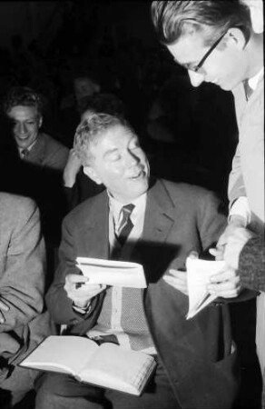 Donaueschingen: Donaueschinger Musiktage; Stadthalle; Elliott Carter gibt Autogramme