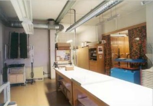 Sächsische Landesbibliothek - Staats- und Universitätsbibliothek Dresden. Zentralbibliothek (ehem. Landesbibliothek). Erdgeschoss. Abteilung Bestandserhaltung, Restaurierung mit Anleimmaschine und Arbeitstischen : Dresden-Neustadt, Marienallee 12. Sächsische Landesbibliothek - Staats- und Universitätsbibliothek Dresden. Zentralbibliothek (ehem. Landesbibliothek). Erdgeschoss. Abteilung Bestandserhaltung, Restaurierung mit Anleimmaschine und Arbeitstischen