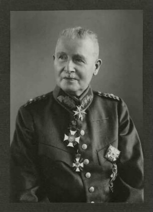 Wilhelm Gröner, Generalmajor, Reichsminister in Uniform mit Orden, Brustbild in Halbprofil