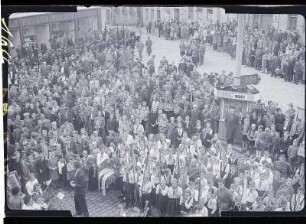 Kundgebung auf dem Marktplatz anläßlich der Einweihung des Gedenksteines für Ernst Schneller am 14.09.1952 : Kundgebung auf dem Marktplatz anläßlich der Einweihung des Gedenksteines für Ernst Schneller