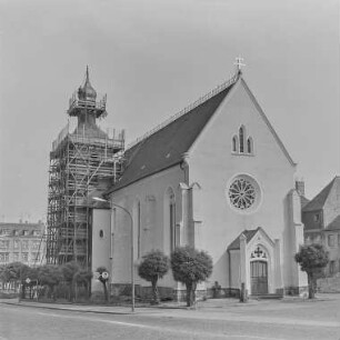 Kirche "zu unserer lieben Frau" eingerüstet, Turmfahne