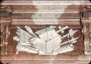 Trophäen und Reliefs mit mythologischen Szenen