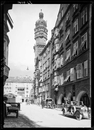 Österreich, Innsbruck. Friedrichstraße. Blick zum Stadtturm