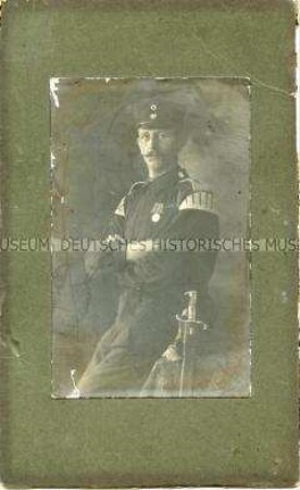 Porträt eines Soldaten in Uniform mit Säbel